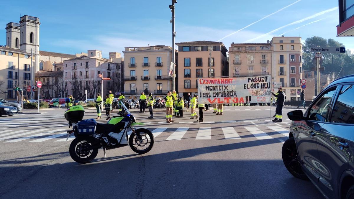 Una protesta de treballadors municipals de Girona talla el trànsit a la plaça Catalunya