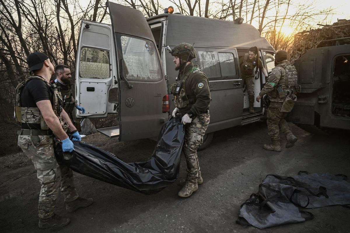 Paramédicos ucranianos evacuan a militares heridos en la línea del frente de Bajmut, el 23 de marzo de 2023