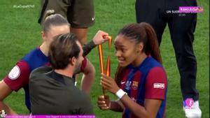 La jugadora del FCB Salma Paralluelo, atónita en el momento de la entrega de medallas