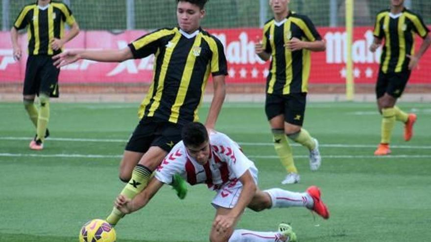 El central benicense Jairo Bueno repitió como lateral zurdo.