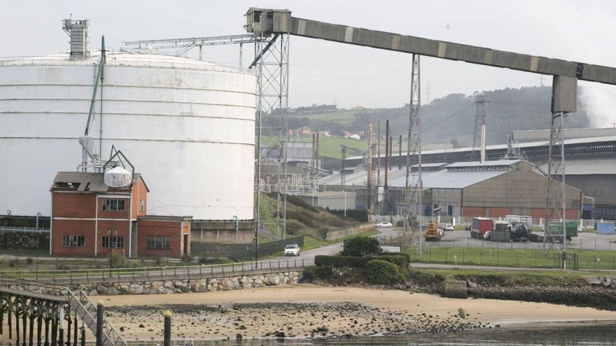 Parque de los muelles de Alu Ibérica en el puerto de Avilés. | Ricardo Solís