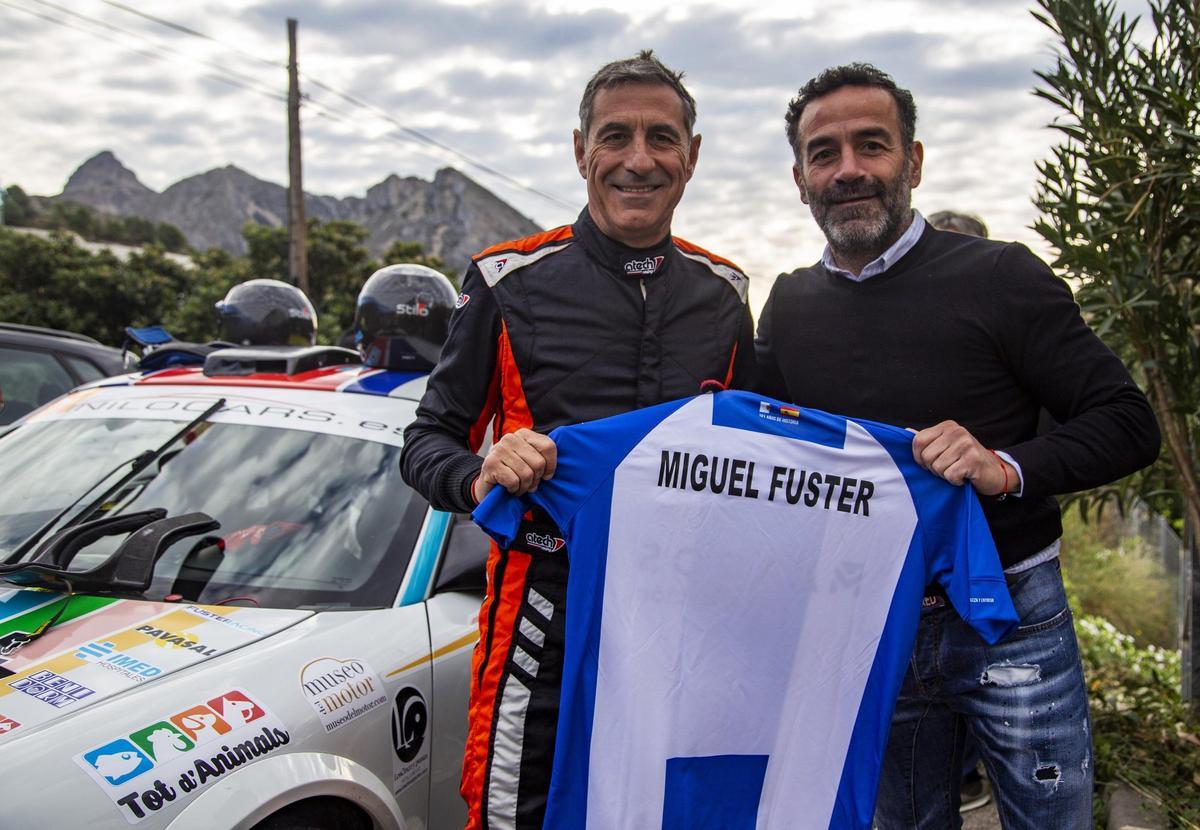 Paco Peña posa junto al piloto de Benidorm Miguel Fuster en la salida del 29º Rallye de La Nucía con una camiseta del Hércules.