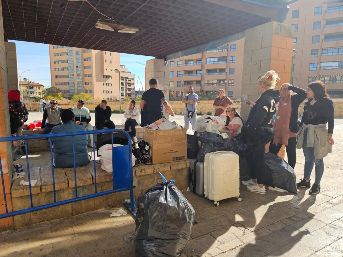 Vecinos afectados por el incendio, entre ellos de la familia desalojada este miércoles.