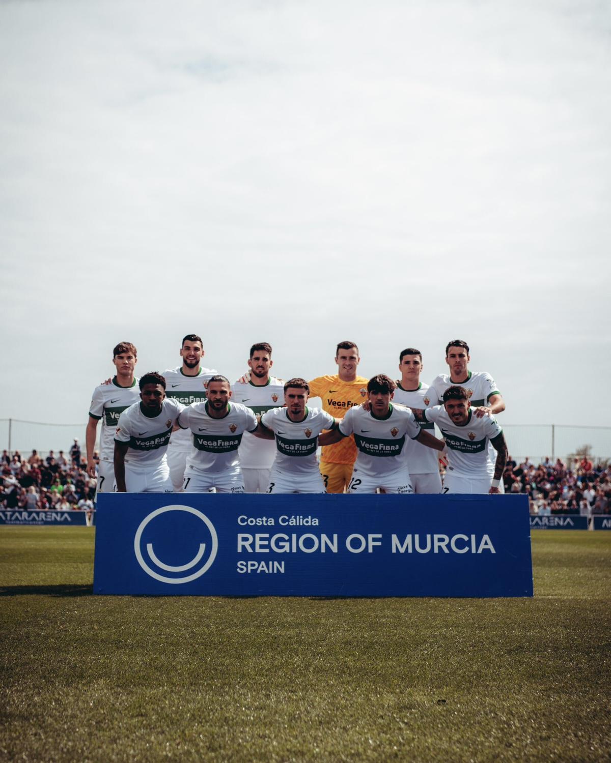 Los titulares del Elche posan previo al amistoso frente al Aston Villa.