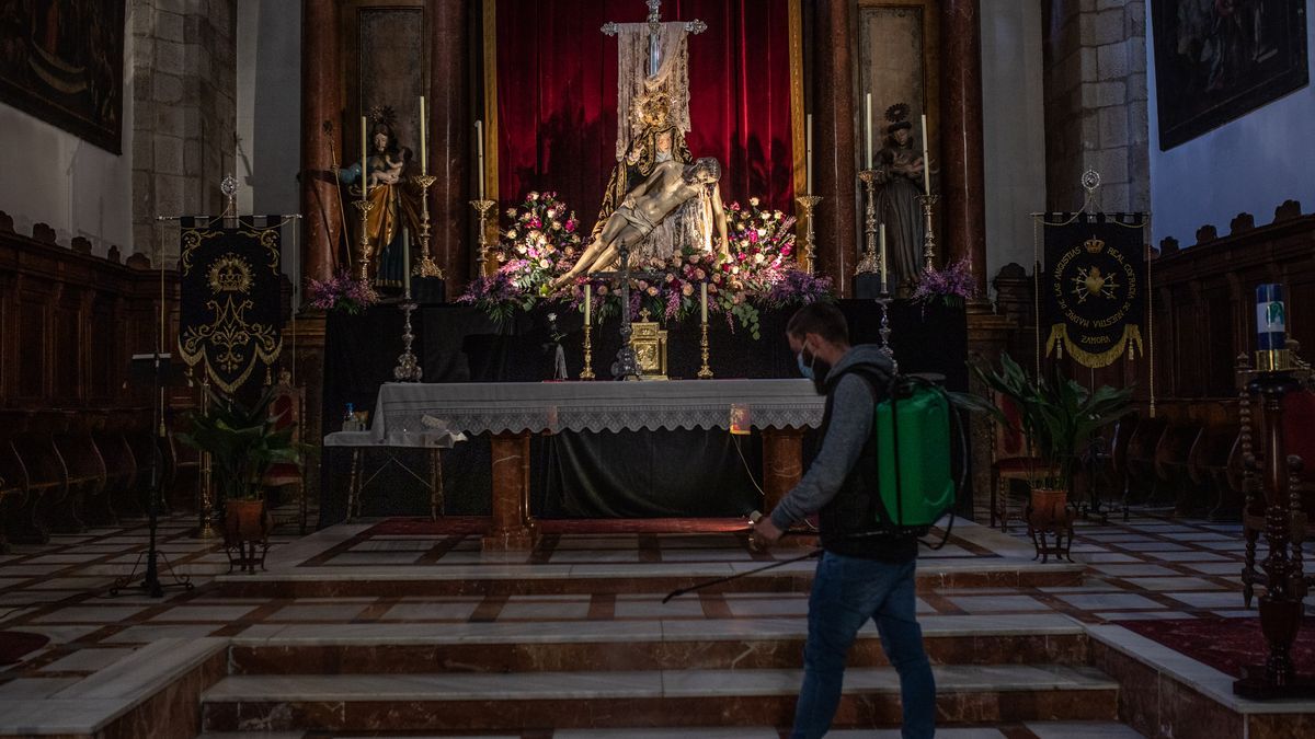 La pandemia obliga, como el año pasado, a suspender las procesiones. Nuestra Madre de las Angustias, en su altar, en Zamora. | FOTO: Emilio Fraile