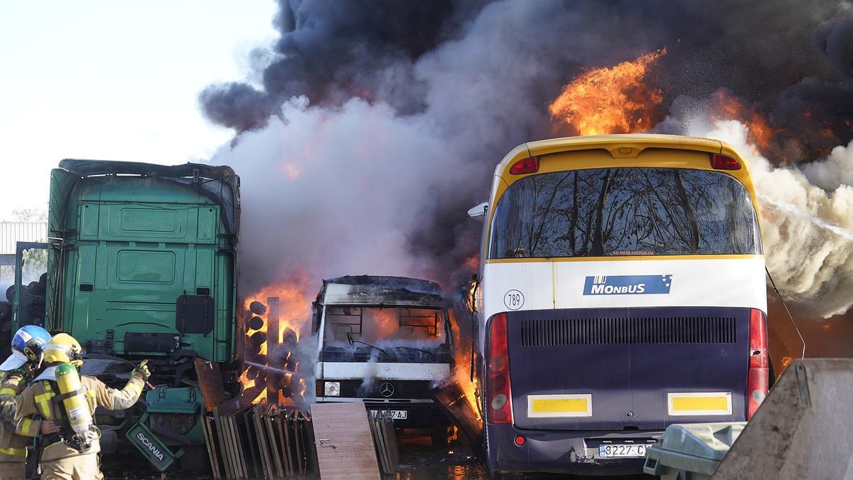 Crema un autobús buit en un aparcament de Girona