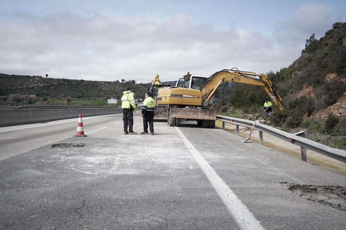 Así ha quedado la calzada del Eix Transversal en Rajadell tras la caída de una roca gigante