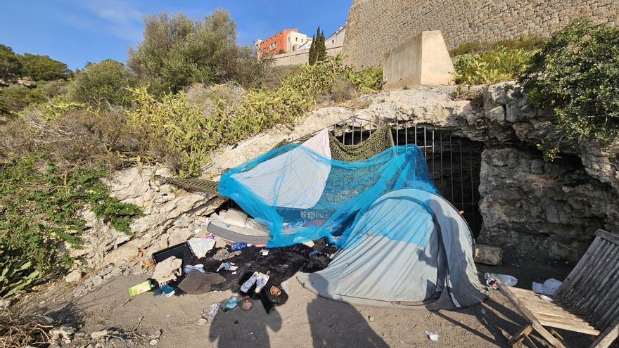 Okupan de nuevo una cueva desalojada y vallada bajo las murallas de Ibiza