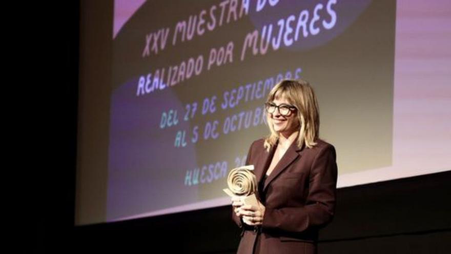 La actriz Marisol Aznar recibe el Premio Pan y Rosas 2025 en el Teatro Olimpia