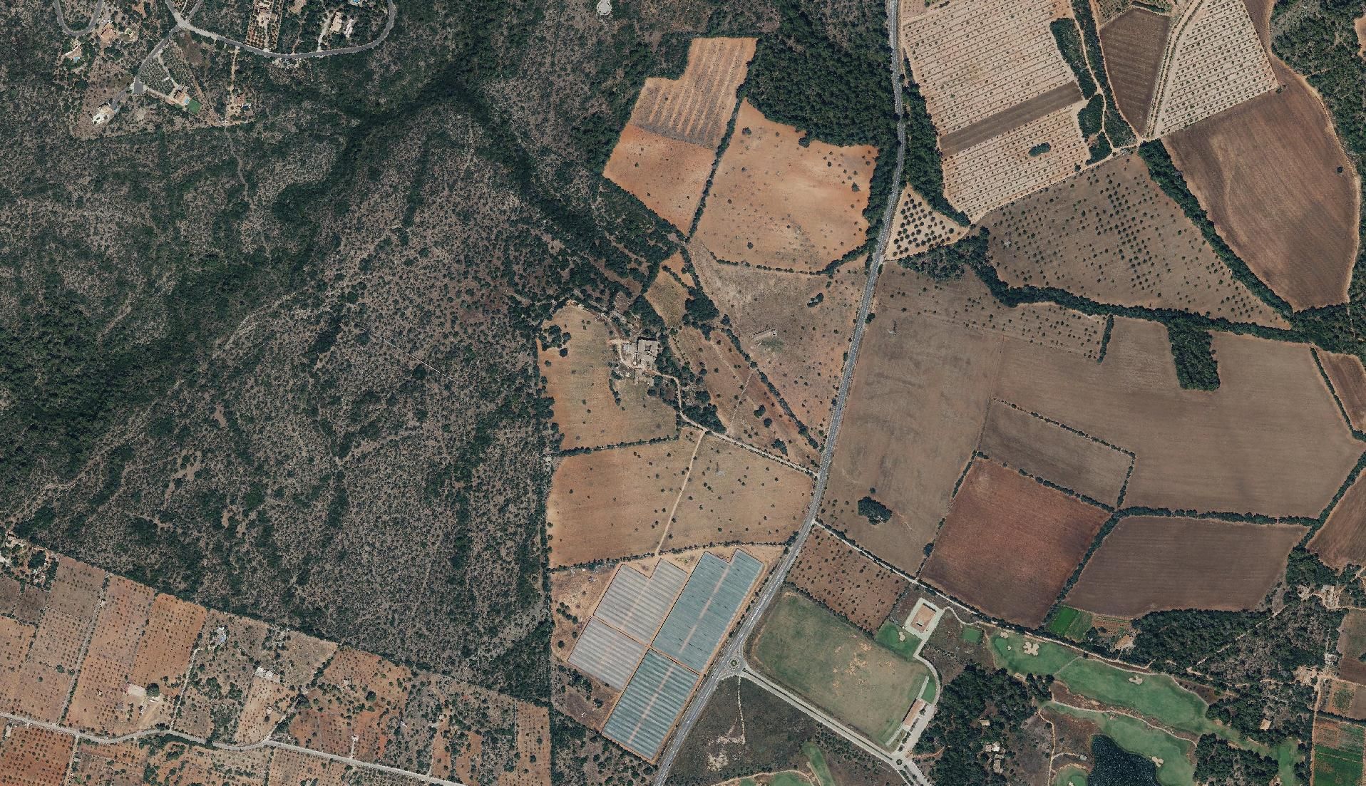 Parques fotovoltaicos | Esta es la comparativa del suelo rústico antes y después de las placas solares