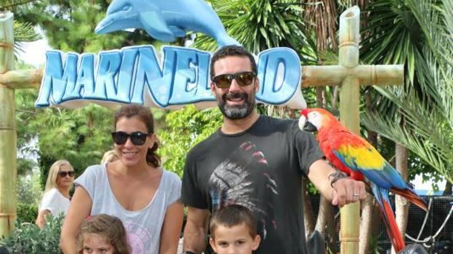 Jaume Anglada y su familia se divierten con los delfines