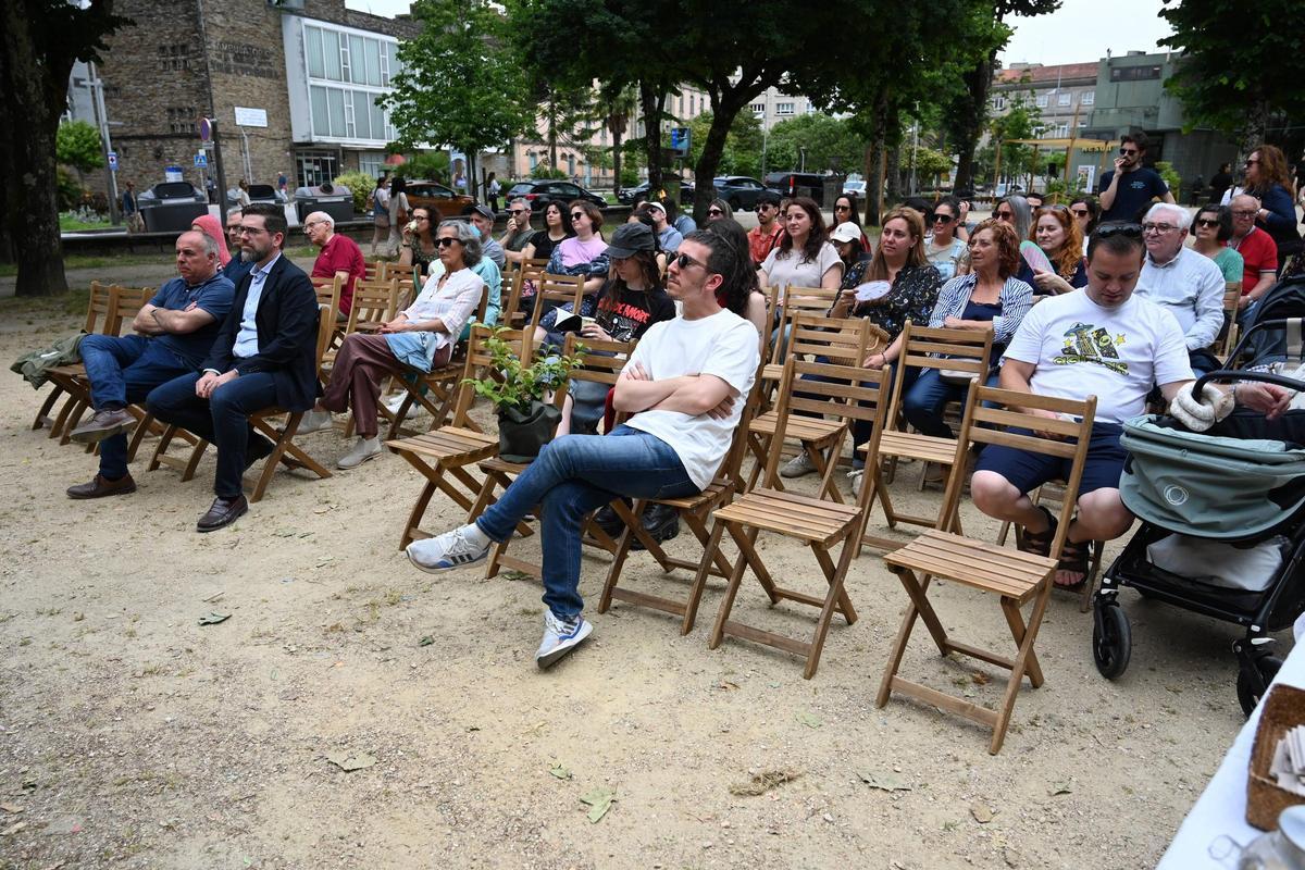 Asistentes al "faladoiro" sobre té que impartieron Pilar Vela, Ángeles Braros y Ana Neves, de la Estación Fitopatolóxica de Areeiro.