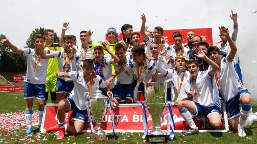 Los jugadores del Zaragoza festejan el título conseguido en la Copa Coca-Cola.