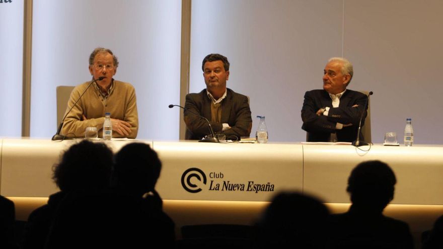 Por la izquierda, Javier Rodríguez Muñoz, Luis Sala y Alberto Menéndez, en el Club LA NUEVA ESPAÑA. | MARIO CANTELI