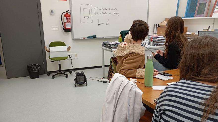 En la imagen superior, un aula con calefactor; a la derecha, restos de la antigua escalera de emergencias de la ESAPA nada más ser retirados del edificio principal.  | I. G. / M. V.