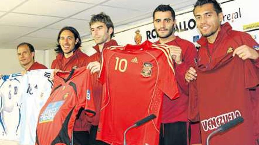 Basinas (i), Jonás, Tuni, Güiza y Arango, ayer en la Ciutat Esportiva.