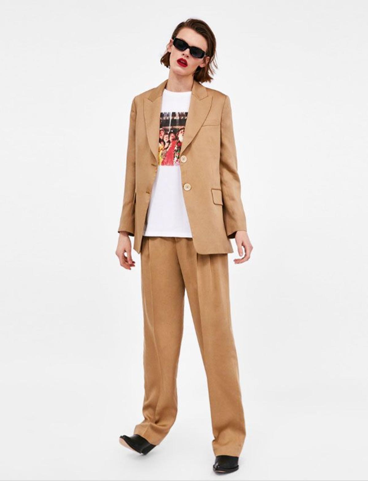 Camiseta 'The Goonies' con traje camel, de Zara