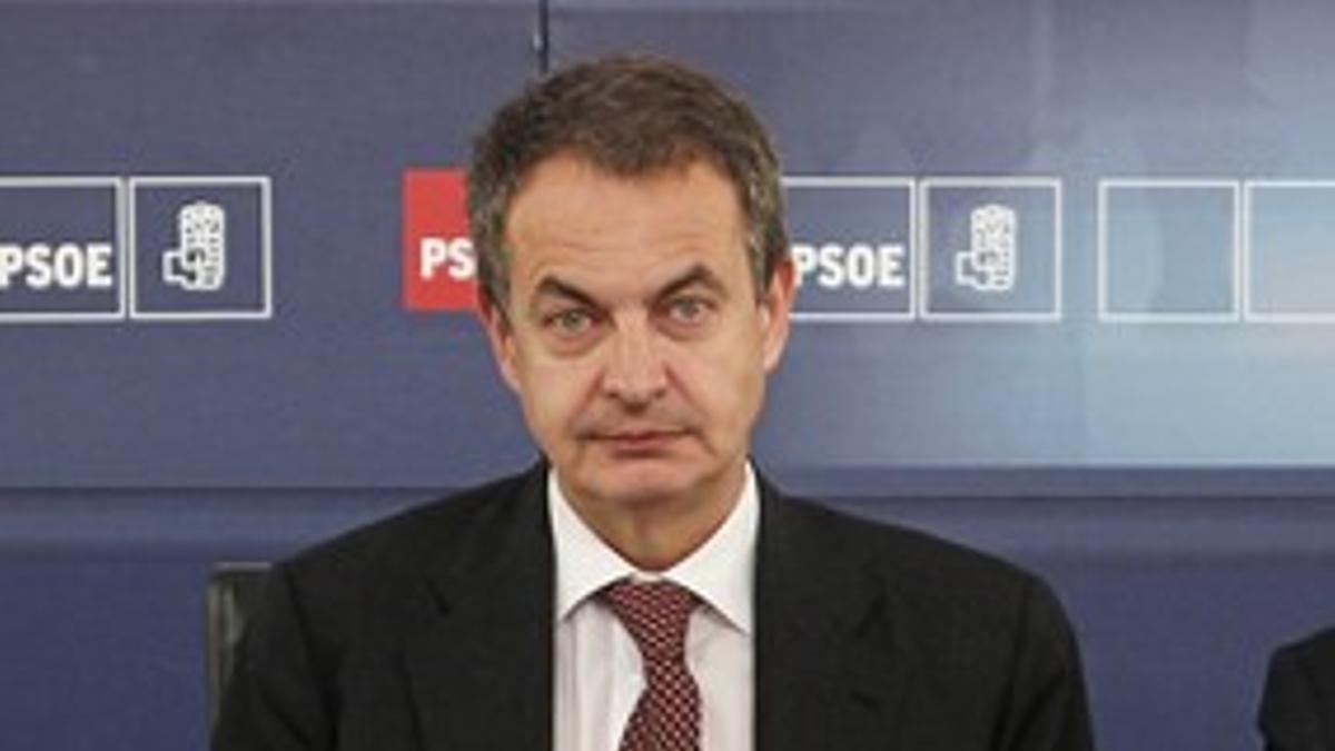 El presidente del Gobierno y secretario general del PSOE, José Luis Rodríguez Zapatero, al comienzo de la reunión de la Comisión Ejecutiva Federal de los socialistas.