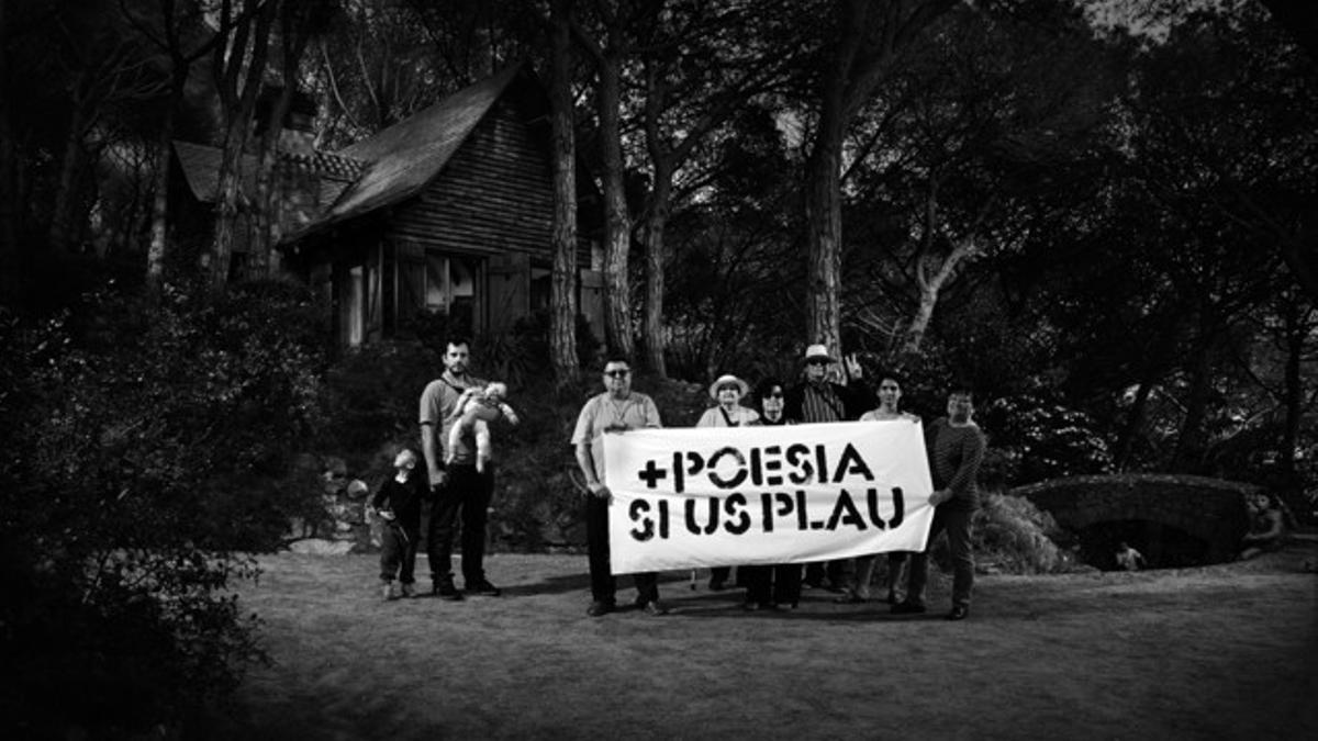 Vecinos de Caldes d'Estrac mostrando una panacrta con el lema de la décima edición del festival 'Poesia i +'.