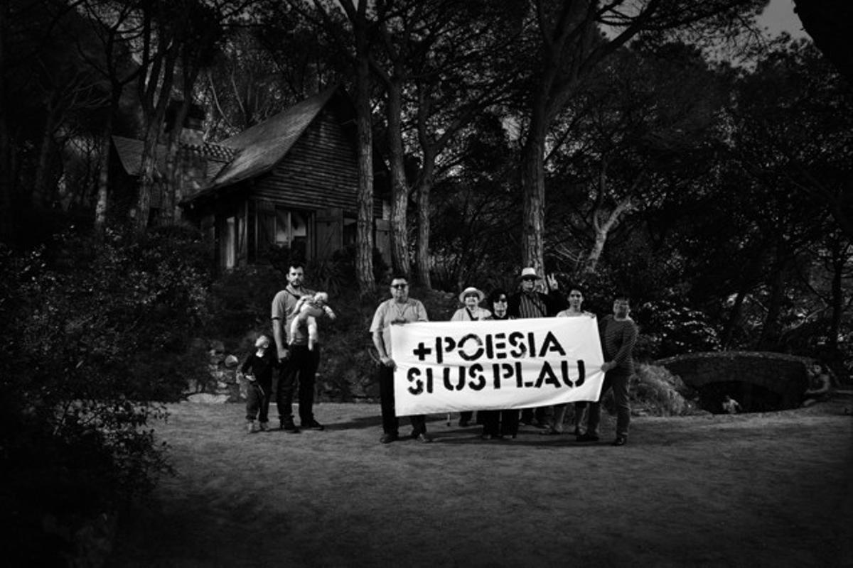 Vecinos de Caldes dEstrac mostrando una panacrta con el lema de la décima edición del festival Poesia i +.