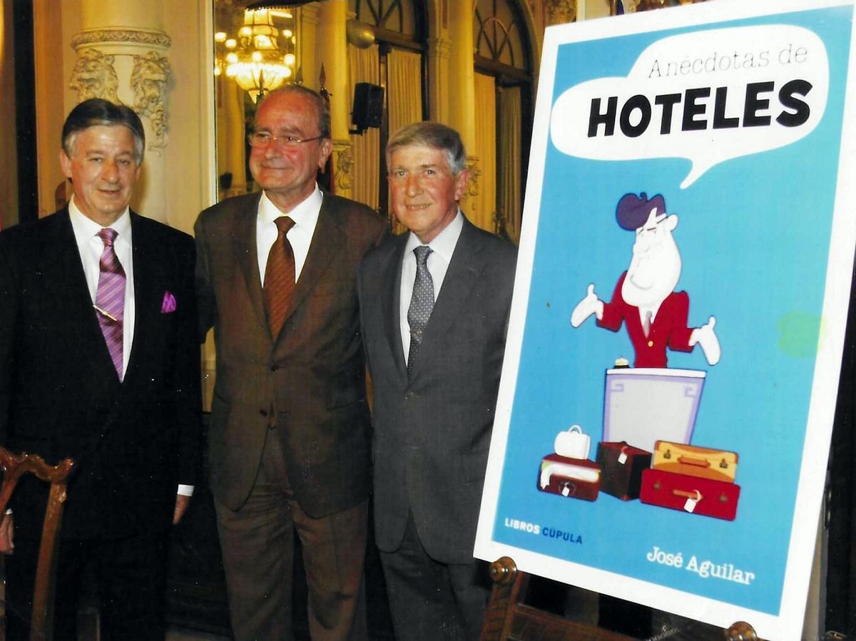 En 2011 con el alcalde de Málaga, Francisco de la Torre y su antiguo director en el Meliá Costa del Sol, Enrique Cibantos, en la presentación en el Ayuntamiento de su primer libro de anécdotas de hoteles.