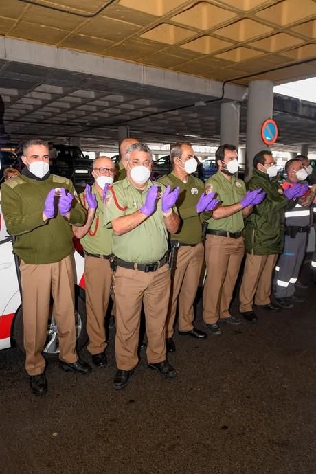 23-04-20  LAS PALMAS DE GRAN CANARIA. HOSPITAL UNIVERSITARIO DOCTOR NEGRIN. LAS PALMAS DE GRAN CANARIA. Reconocimiento del personal de seguridad privada a la labor que hace el personal sanitario.  Fotos: Juan Castro.  | 23/04/2020 | Fotógrafo: Juan Carlos Castro