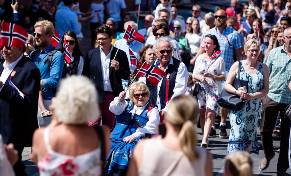 L'Alfàs se tiñe de rojo y azul para conmemorar la fiesta nacional de Noruega