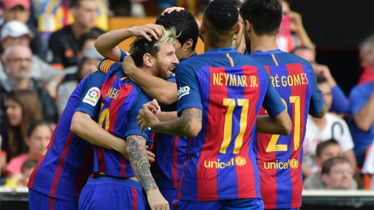 Los jugadores del Barça celebran el primer gol de Messi en el partido en Mestalla contra el Valencia