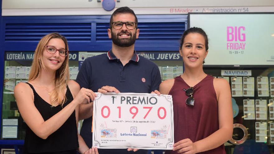 Dayana Gerber, Emilio Álvarez y Marta Álvarez, de la administración nº 54, con el número premiado