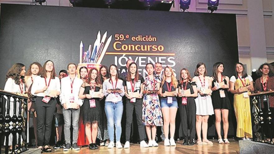 Coca-Cola entrega a Pablo Domingo Núñez, ganador del Concurso de Jóvenes Talentos de Relato Cortos, el libro ilustrado que recoge su relato