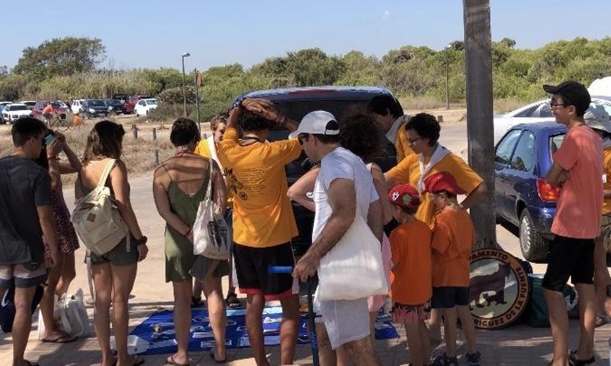 Visitantes observando la exposición de restos de animales encontrados y fotografias