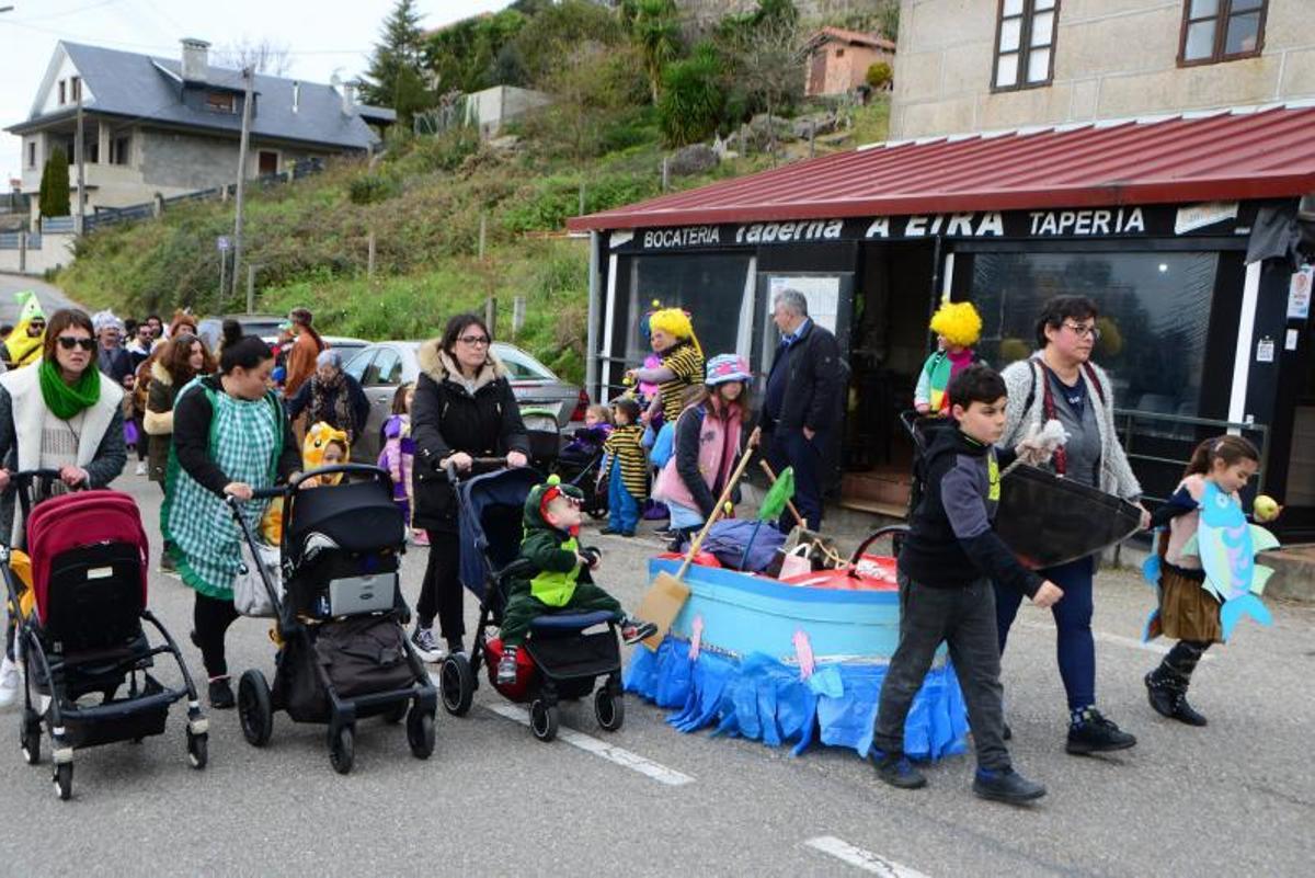 Familias en la subida desde la carpa.   | // GONZALO NÚÑEZ