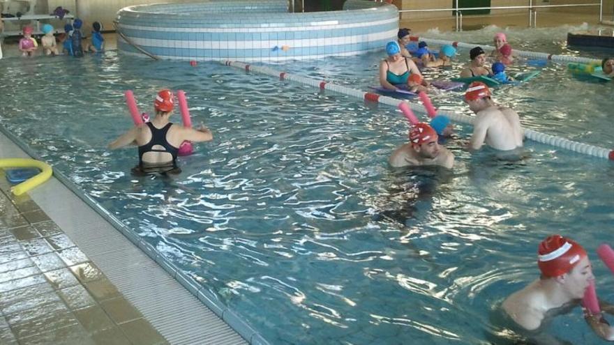 El número de usuarios de la piscina de Aspe aumenta cada año