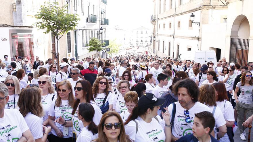 Cáceres se vuelca en la investigación contra el cáncer: más de 2.500 personas se visten de blanco