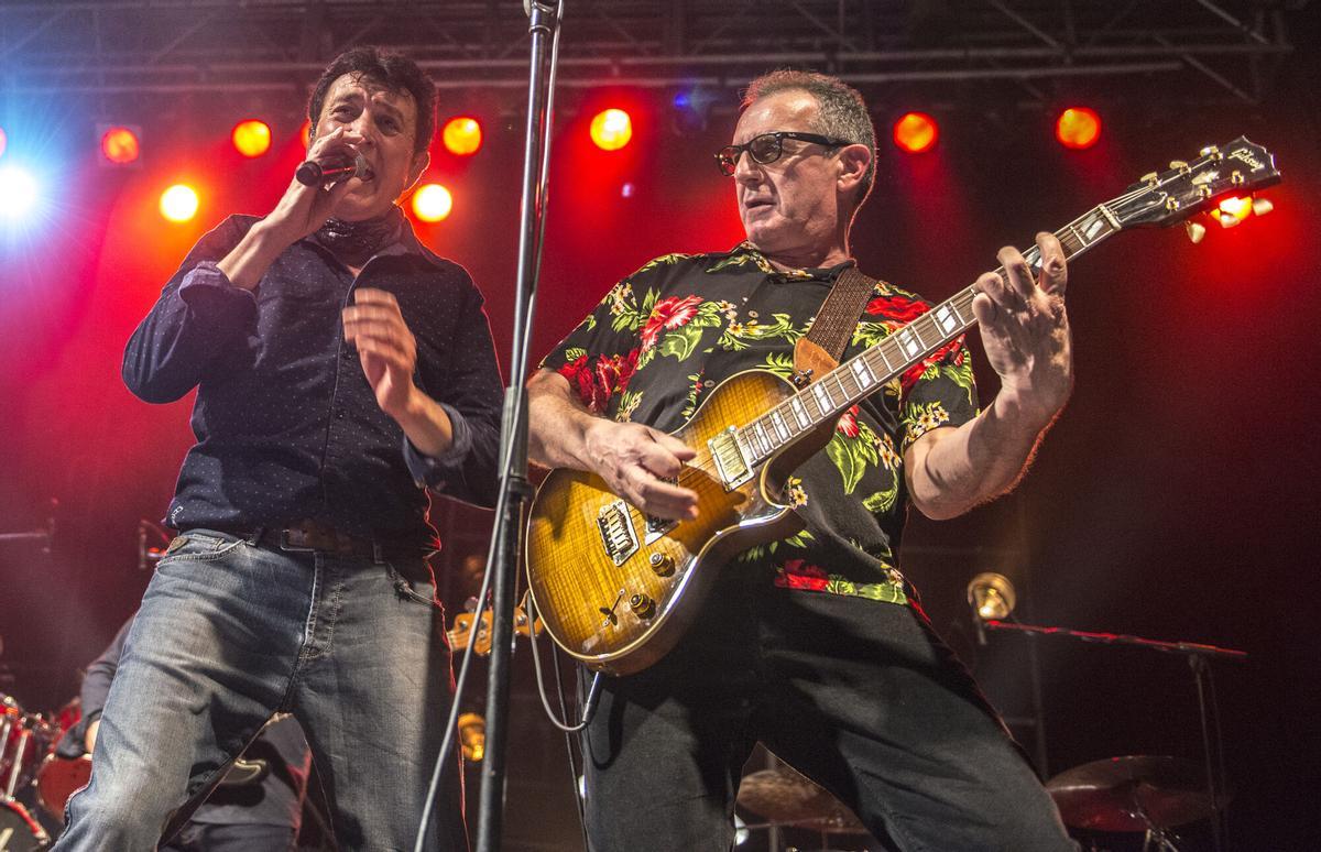Manolo García y Quimi Portet, en un concierto de Los Burros y Los Rápidos en febrero de 2016 en Barcelona.