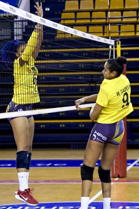 25-02-20 DEPORTES. CENTRO INSULAR DE LOS DEPORTES. LAS PALMAS DE GRAN CANARIA. Entrenamiento y foto de grupo del equipo femenino de volleyball IBSA 7 Palmas.    Fotos: Juan Castro.  | 25/02/2020 | Fotógrafo: Juan Carlos Castro