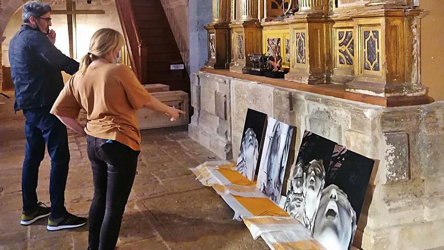 Del Campo y Vila supervisan el orden de una colección de obras. | M. J. C.