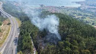 Estabilizado el incendio en Moaña junto a la Autovía do Morrazo, en cuya extinción participan dos avionetas, un helicóptero y numerosos medios terrestres