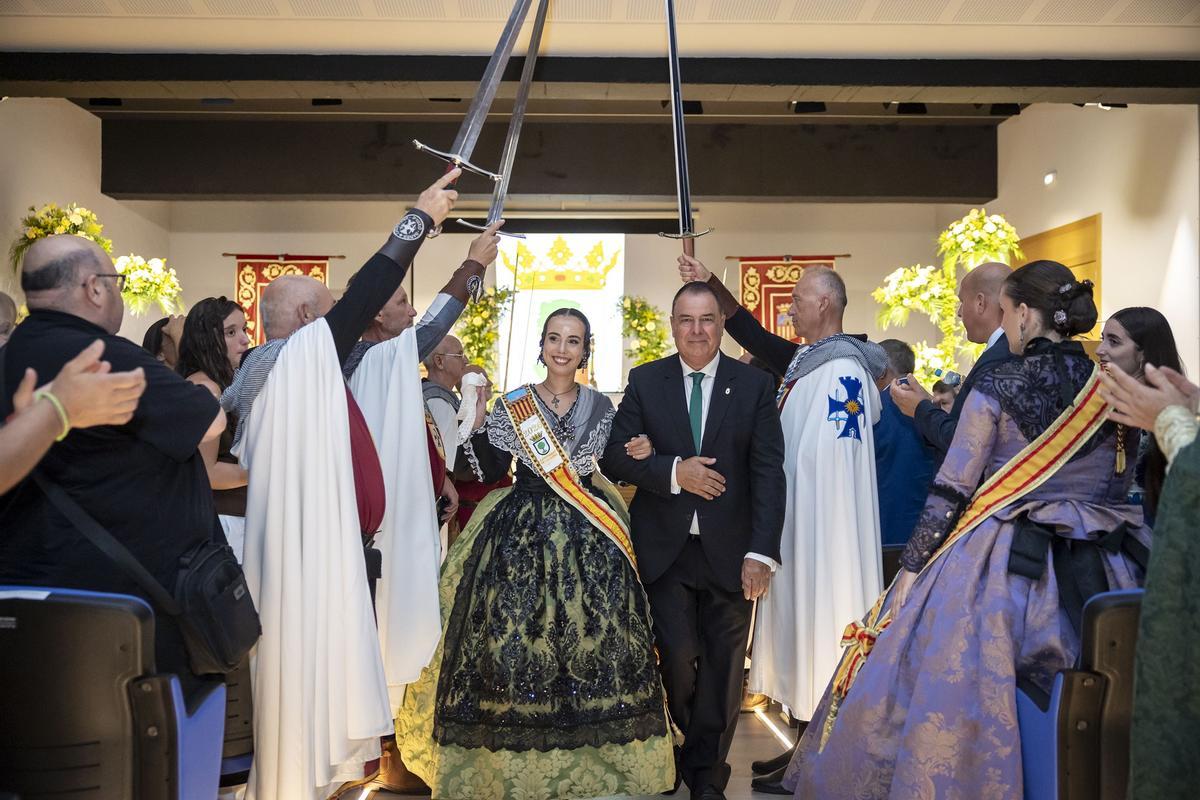 Claudia Fas Corma (E), la nova representant de les festes de 2026, junt a l'alcalde de La Llosa, Joaquín José Llopis Casals (D).