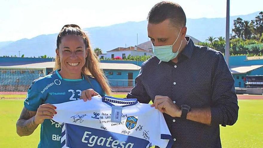 Pisco entrega  al concejal Dévora una camiseta firmada por la plantilla.