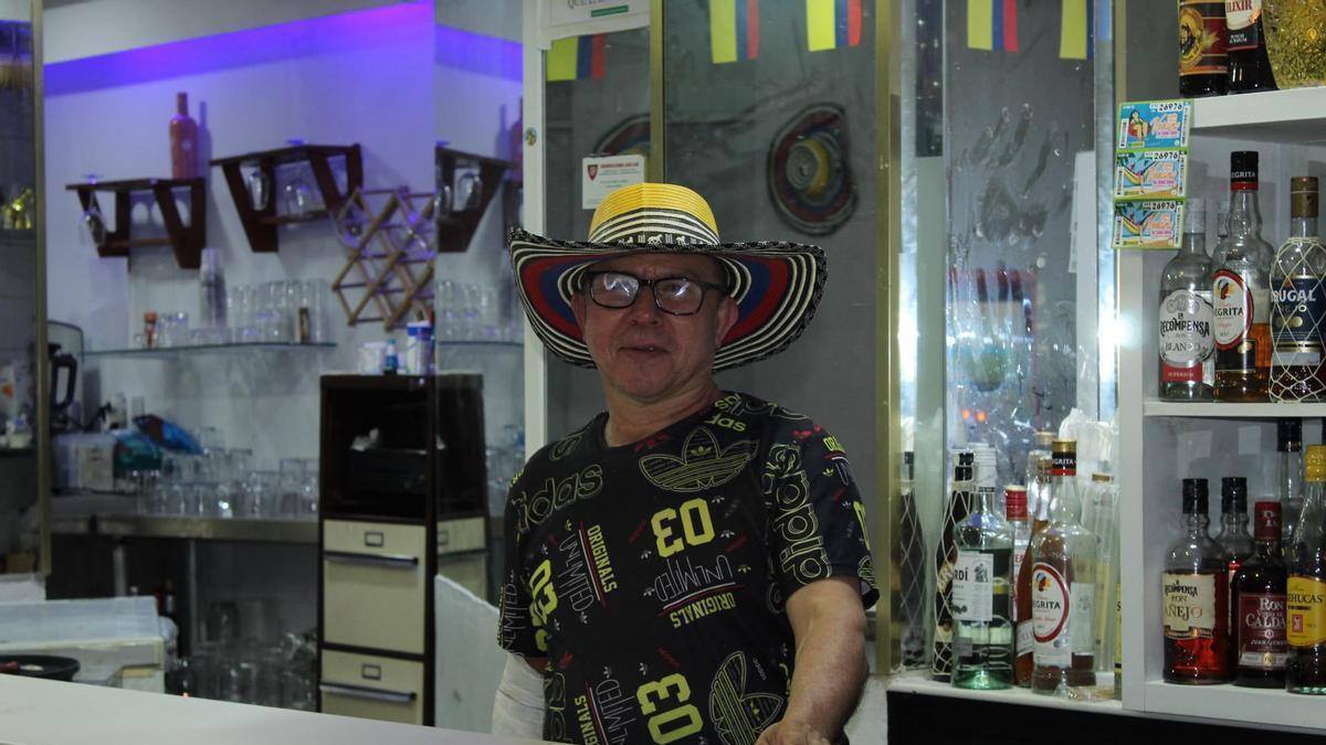 Carlos Albeiro Giraldo, en su restaurante de Badajoz.