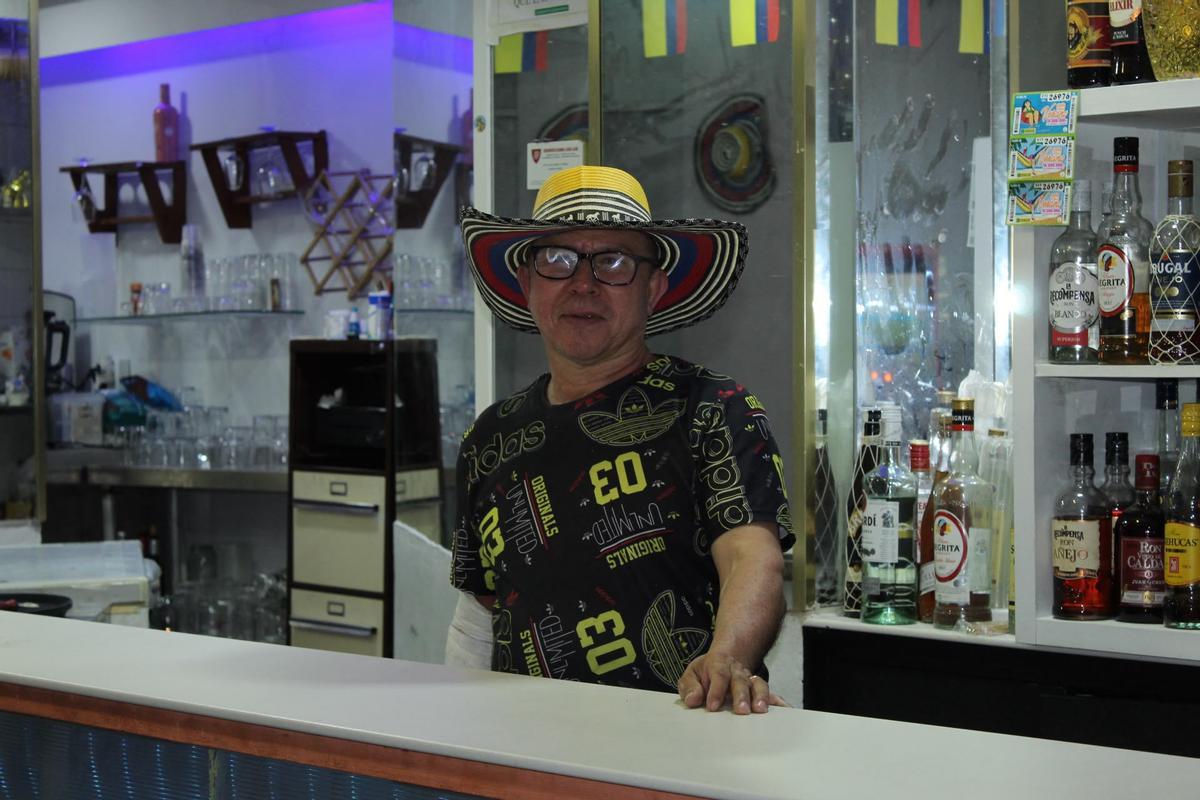 Carlos Albeiro Giraldo, en su restaurante de Badajoz.