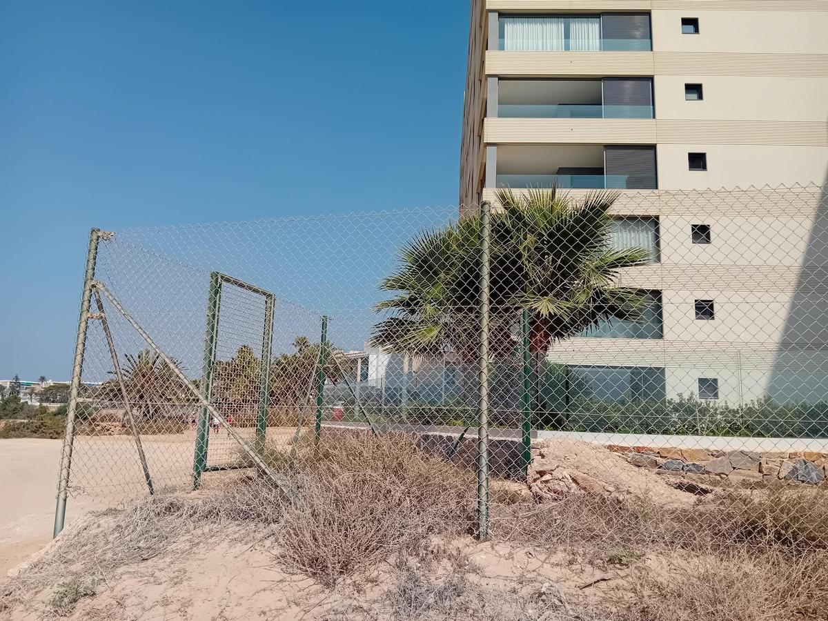 Así están los restos del cuartel de carabineros del siglo XIX y el refugio antiaéreo de la Guerra Civil en Punta Prima