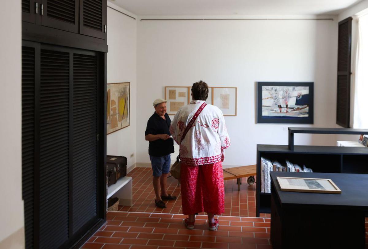 1.Jornada de puertas abiertas en la Casa Broner, en Sa Penya. 2.Sala con esbozos o apuntes de campo de Narcís Puget Riquer, en el Museo Puget. 3.Salón y cocina de la Casa Broner, en la que se aprecian varios muebles diseñados por el arquitecto alemán Erwin Broner. 4.Una de las salas del Museo Puget, en la que se exponen obras de Narcís Puget Viñas. 5. Una de las obras del artista Albert Pinya, expuestas en la sala menos dos del Museo de Arte Contemporáneo, cerca de los restos arqueológicos que hay en el interior del edificio. 6. El artista Nico Munuera explica algunos detalles de sus obras, expuestas en la Sala de Armas del MACE.  FOTOS de TONI ESCOBAR