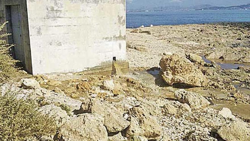 La estación impulsora vertiendo agua sucia al mar.