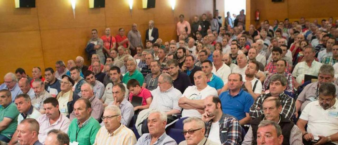 Asistentes a una asamblea del Montepío.