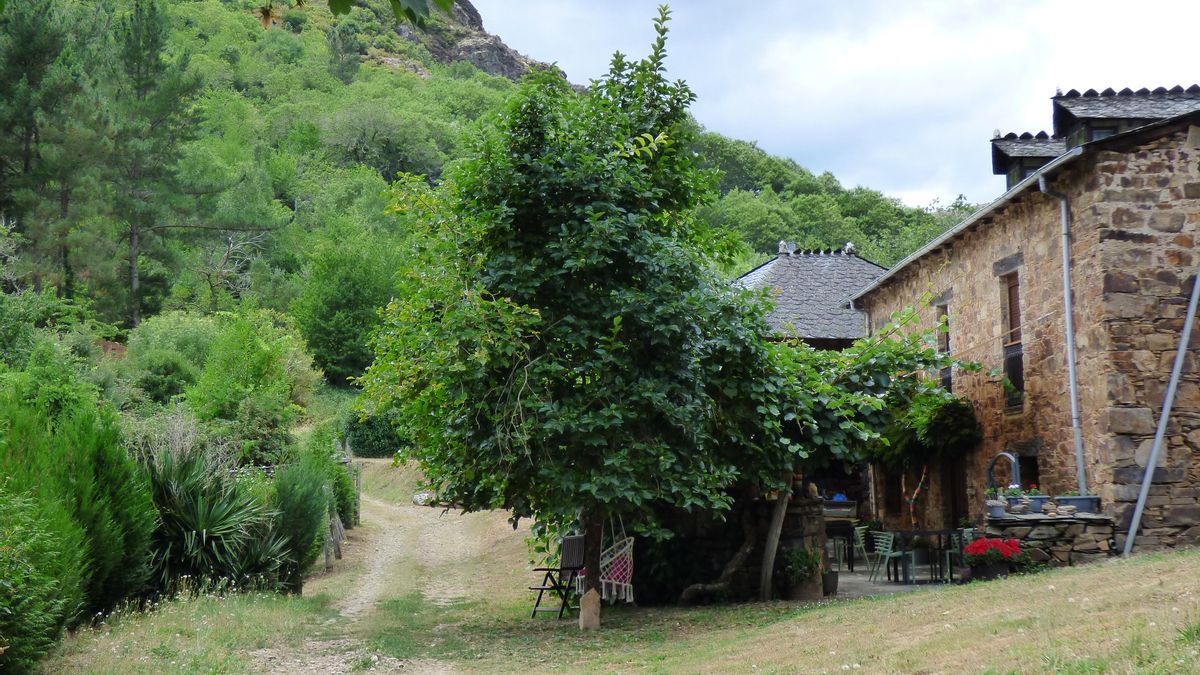 Pueblos guapos de Asturias: Riodeporcos (Ibias), al que se llega cruzando un puente