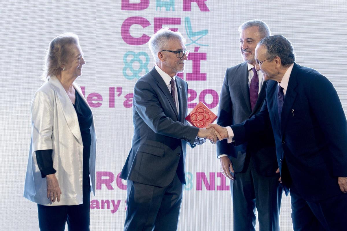 Mateo Valero estrecha la mano de Javier Moll, presidente de Prensa Ibérica, ante la mirada de Jaume Collboni, alcalde de Barcelona, y Arantza Sarasola, vicepresidenta de Prensa Ibérica.