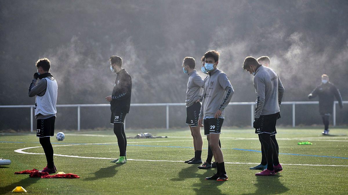 El equipo de Jesús Ramos, con mascarillas, en el entrenamiento del pasado lunes en el campo de Gatomorto.