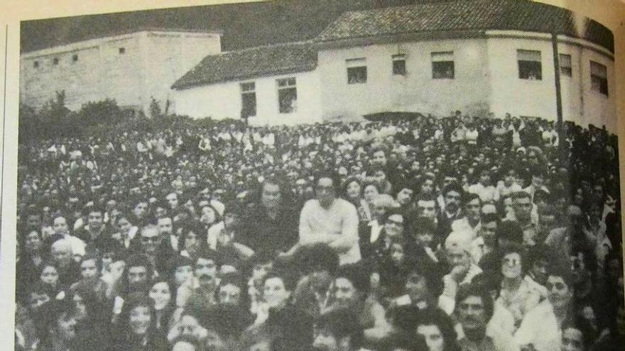 Laureano Cadenas, junto al prau donde se celebró el recital.